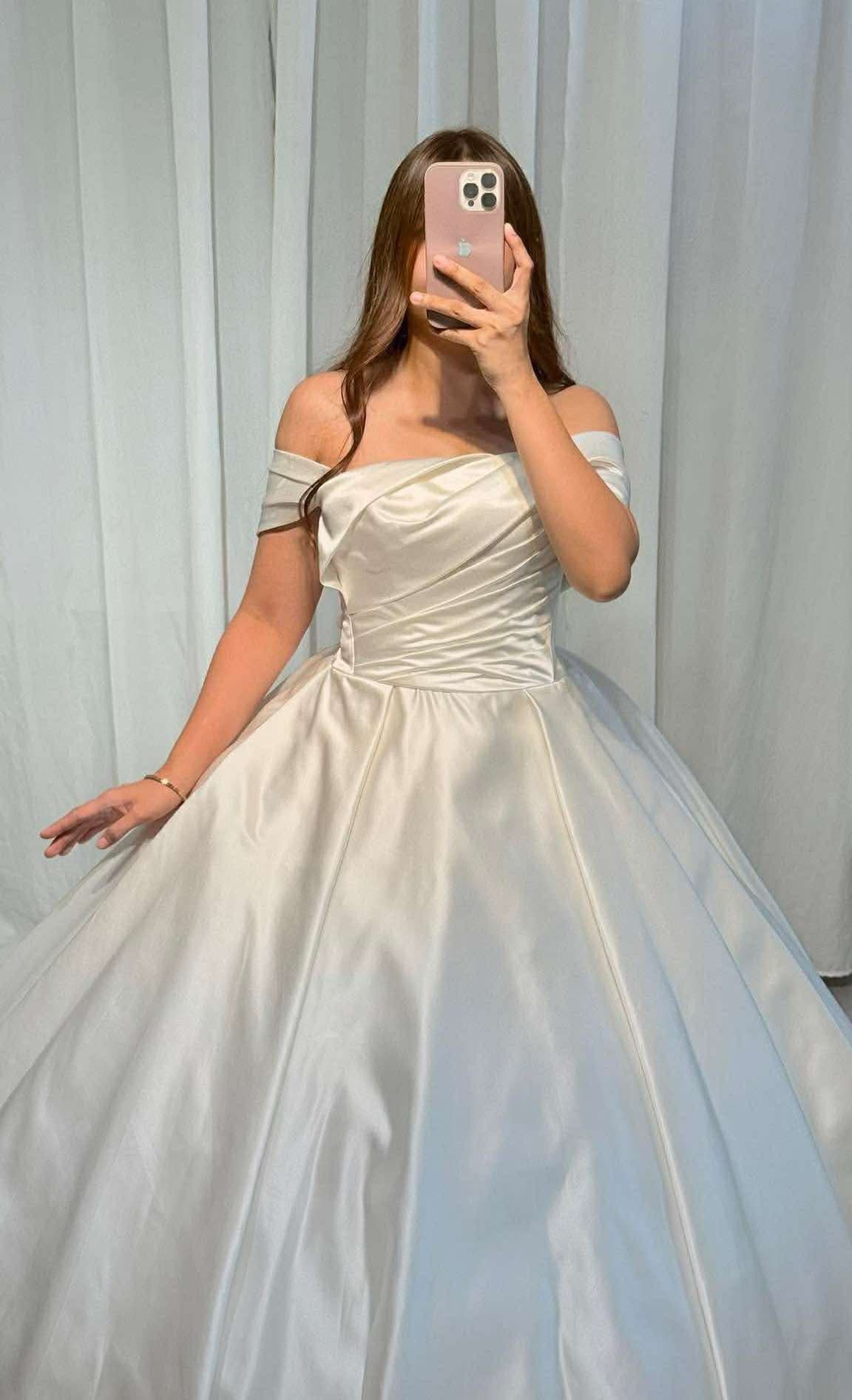Minimalist Loisa gown